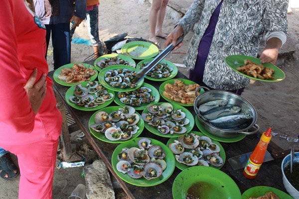 Đồ hải sản nướng sẵn ở chợ có thể ăn ngay
